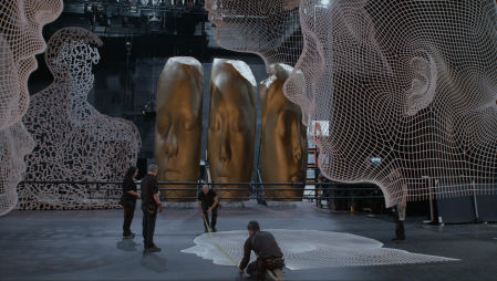 Escenas del estreno se intercalan con otras del proceso creativo