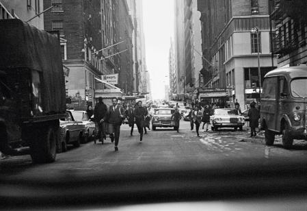 Fotógrafos y fans tras The Beatles en la calle 58 Oeste de Nueva York, 1964