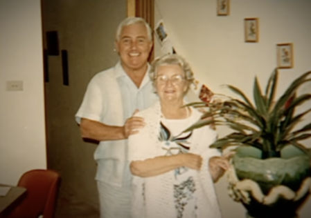 John Wayne Glove y su madre