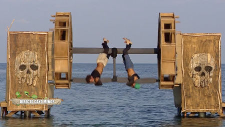 Asraf Beno y Artúr Dainese durante la 'noria infernal' de 'Supervivientes 2023'