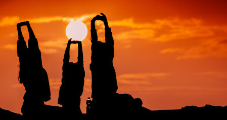 Yoga en el espigón de la T de Fuengirola al amanecer.