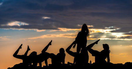 Yoga en el espigón de la T de Fuengirola al amanecer.
