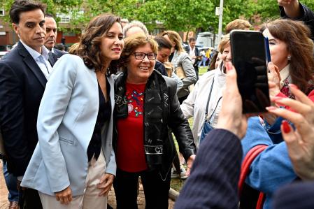 Partido Popular (PP) party's Madrid regional president and candidate Isabel Diaz Ayuso poses for photos with residents as she arrives for an electoral meeting in Alcorcon, west of Madrid on May 23, 2023 ahead of the upcoming May 28 regional and municipal election. (Photo by JAVIER SORIANO / AFP)