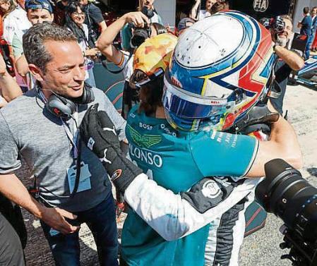 Formula 1 AWS Gran Premio de España Pepe Martí se abraza con Fernando Alonso ante Genís Marcó Fórmula 3 Montmeló Circuit barcelona catalunya