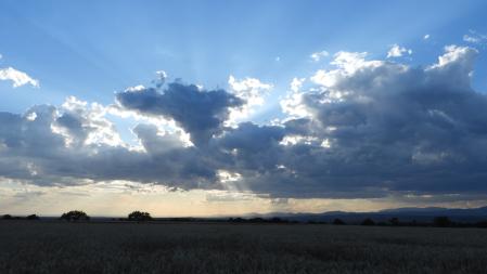 Rayos crepusculares al atardecer en Altet.