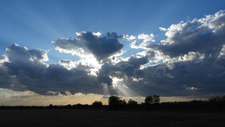 Rayos crepusculares al atardecer en Altet.