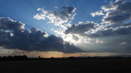 Rayos crepusculares al atardecer en Altet.