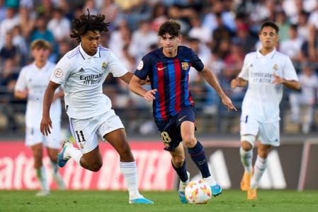Garrido conduce el balón ante Peter.