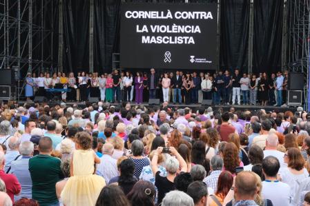 La plaza de Catalunya de Cornellà se llenó con miles de personas