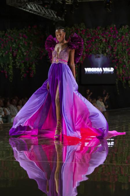 Modelo de Virginia Vald, que abrió el desfile.