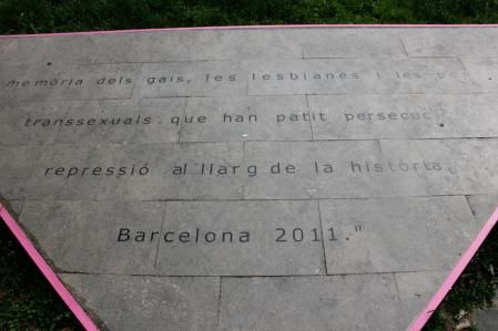 Monolito triangular de homenaje al colectivo gay en el parque de la Ciutadella.