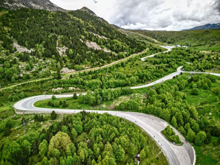 Los primeros kilómetros del descenso del Col de Puymorens transcurren por una divertida y sinuosa carretera.