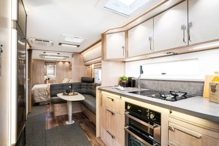 Imperial Hacienda 1000 TDL, la enorme caravana sueca en la que pueden dormir hasta 8 personas.