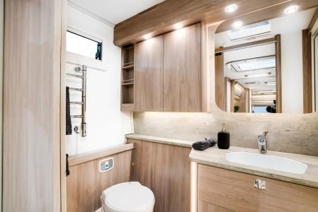 Imperial Hacienda 1000 TDL, la enorme caravana sueca en la que pueden dormir hasta 8 personas.