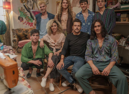 Maíllo rodeado de los protagonistas de la película