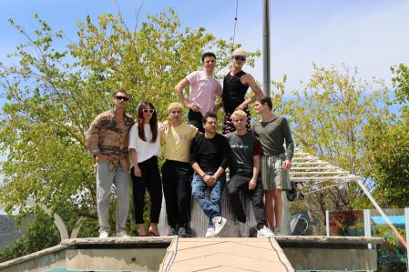 Kike Maíllo acompañado de algunos de los actores de Locomía durante una pausa del rodaje de la película en el Hotel del Bruc