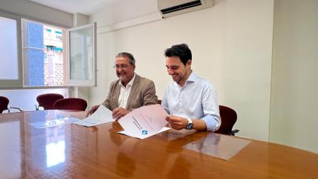 Reyes y Cerpa firmando el acuerdo