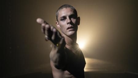 Patrick Criado, que se dio a conocer en 'Mar de plástico' y formó parte de 'Antidisturbios', en una imagen de 'Las noches de Tefía'