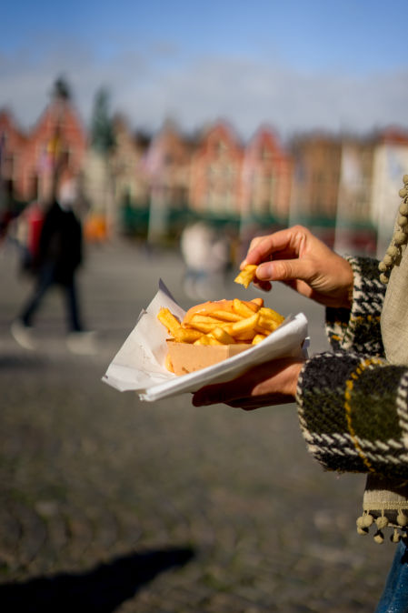 Las patatas fritas tienen su origen en Bélgica.