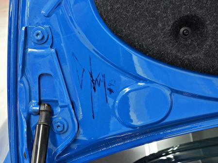 La firma de Marc Márquez en el capó certifica que fue el primer propietario del coche&nbsp;