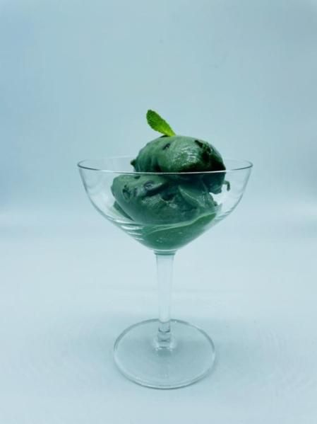El helado de menta, chocolate y espirulina desarrollado por el CETT-UB