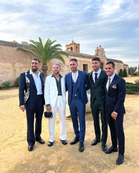 Los jugadores del Real Betis de Balompié Borja Iglesias y Aitor Ruibal con bolsos de lujo