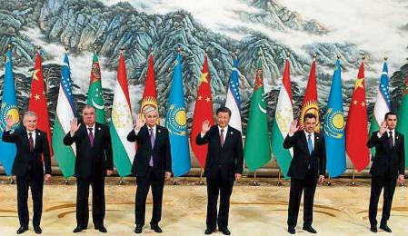 Chinese President Xi Jinping, Kazakhstan's President Kassym-Jomart Tokayev, Kyrgyzstan's President Sadyr Japarov, Tajikistan's President Emomali Rahmon, Turkmenistan's President Serdar Berdymukhamedov and Uzbekistan's President Shavkat Mirziyoyev wave as they pose for pictures at a group photo session during the China-Central Asia Summit in Xian, Shaanxi province, China May 19, 2023. REUTERS/Florence Lo/Pool