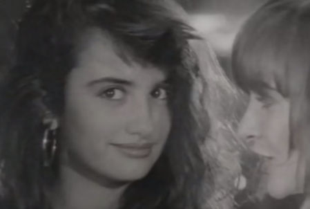 Una jovencísima Penélope Cruz, en el videoclip de Mecano, 'La fuerza del destino'