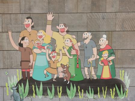 La exposición '10 Contes per relleus' tiene lugar en la fachada de la Biblioteca Ramon Bordas i Estragués de Castelló d'Empúries.