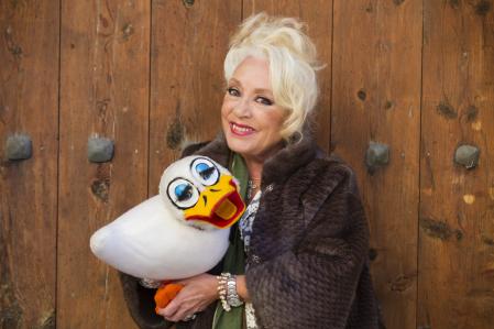 Posado de la ventrílocua María del Carmen Martínez Villaseñor Barrasa (Mari Carmen y sus muñecos) en Cuenca.
en la foto : Pato Nicol
06/11/2017