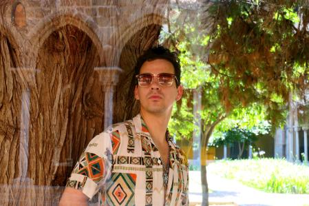 Adrian Monziar en el monasterio de Pedralbes en una fotografía con técnica de reflejos.