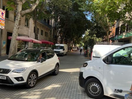 Supermanzana de Barcelona llena de coches.