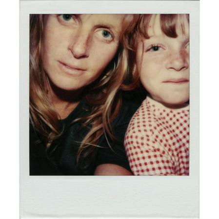 Polaroid de Linda McCartney junto a su hija Stella en 1970⁣