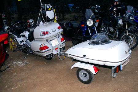 Esta fabulosa Honda con matrícula española también arrastra un remolque