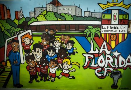 Mural en el Florida F.C. para agradecer a Morad que Adidas vista a los niños del club
