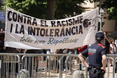 Antes de la celebración del pleno de Ripoll, se ha celebrado una manifestación frente al Consistorio contra Aliança Catalana.