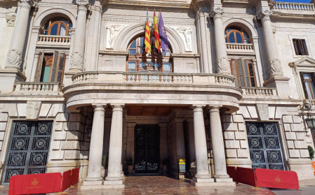 El balcón del Ayuntamiento esta mañana sin la pancarta del colectivo LGTBI
