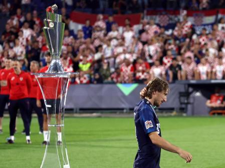 Luka Modric pasa junto al trofeo, este domingo en el estadio De Kuip de Rotterdam