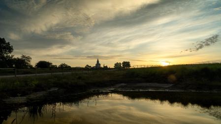 La balsa y el santuario de Puig-agut.