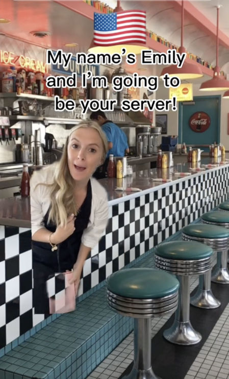 La usuaria de TikTok ha imitado el comportamiento de los camareros en los distintos países