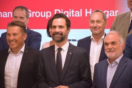 El director de Tecnología Digital de Lufthansa, Christian Spannbauer, el conseller d'Empresa, Roger Torrent, y el consejero delegado de Quantion, Jordi Griful, durante la presentación del proyecto