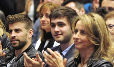 Los hermanos Piqué con su madre, Montserrat Bernabeu.