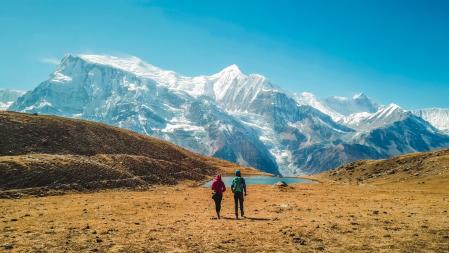 Cimas, glaciares y lago en la zona de Annapurna, en la parte del Nepal de la cordillera .