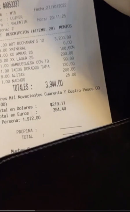 El joven grabó toda la escena para gastarle una broma a la chica y ella no se lo tomó bien