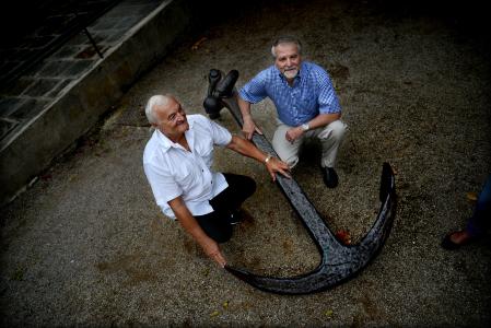 foto XAVIER CERVERA 17/09/2013 christian petron (camisa blanca) i paul henry nargeolet (a quadres) son francesos i son els maxims experts mundials en el titanic, havent fet nombroses expedicions submarines al mitic vaixell enfonsat el 14 abril 1912 a l ocea atlantic (aprop terranova). retratats al museu maritim de barcelona