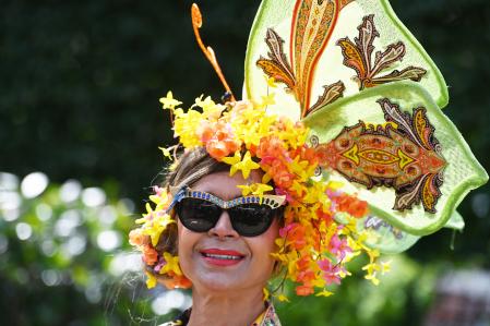Una gran mariposa corona el tocado de esta invitada de Ascot