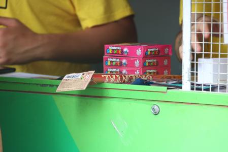 Detalle de material pirotécnico en la casita de La Traca de la plaza Molina.