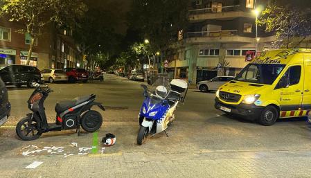 La Guardia Urbana y una ambulancia atendieron un accidente de una moto eléctrica compartida en Barcelona