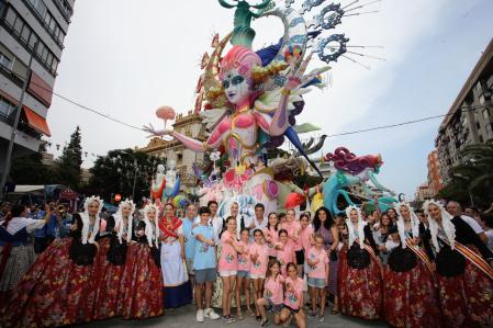 Los miembros de la Hoguera Diputació-Renfe posan ante el monumento ganador.