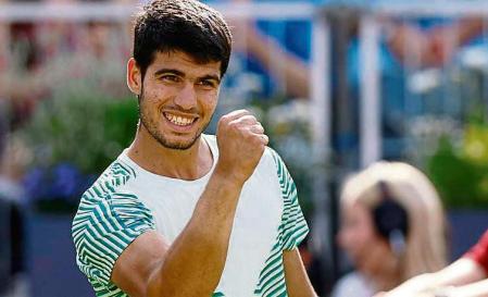 Tennis - ATP 500 - Queen's Club Championships - Queen's Club, London, Britain - June 22, 2023 Spain's Carlos Alcaraz celebrate after winning his round of 16 match against Czech Republic's Jiri Lehecka Action Images via Reuters/Peter Cziborra